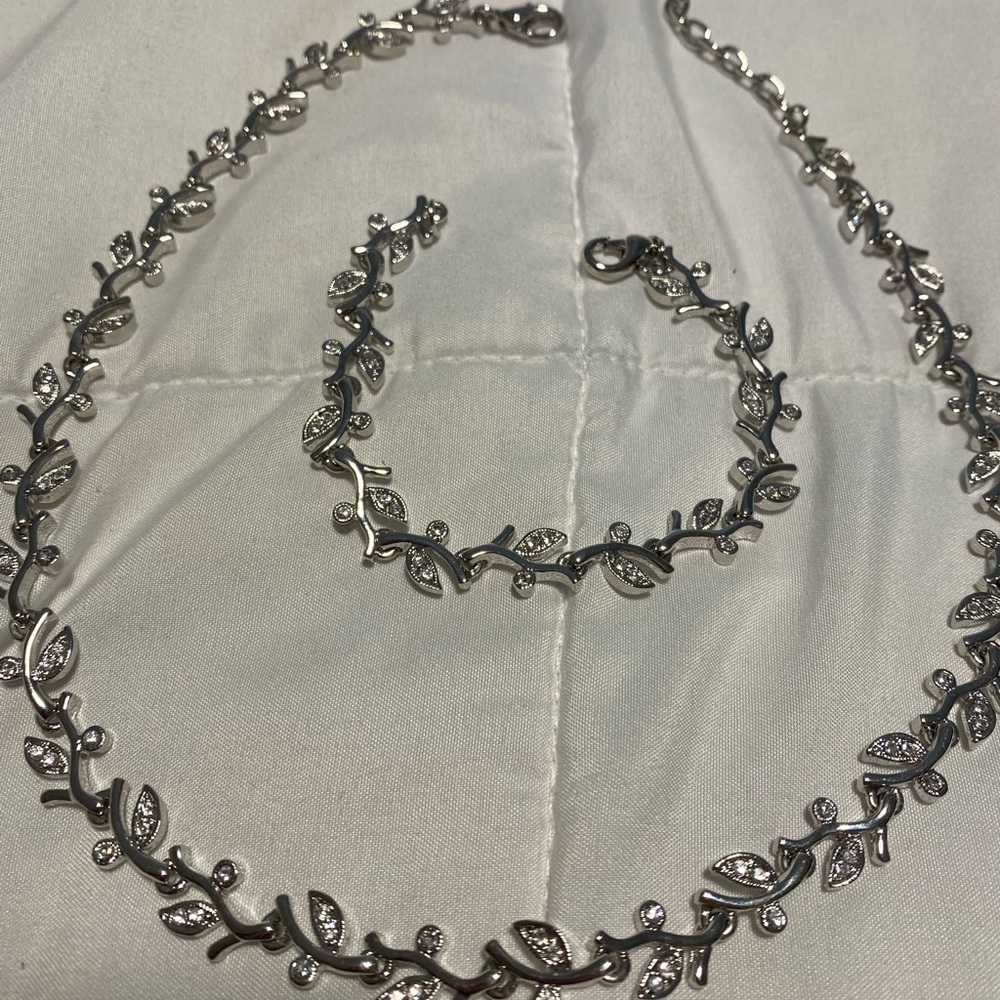 Necklace and bracelet set